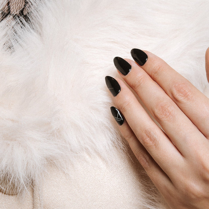 Bowie black maniac nails gel stickers black on hand with white fur