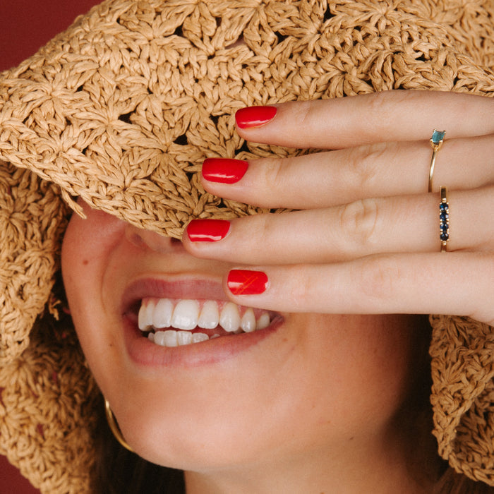 Coco's Obsession rode nagels met een gezicht die lacht