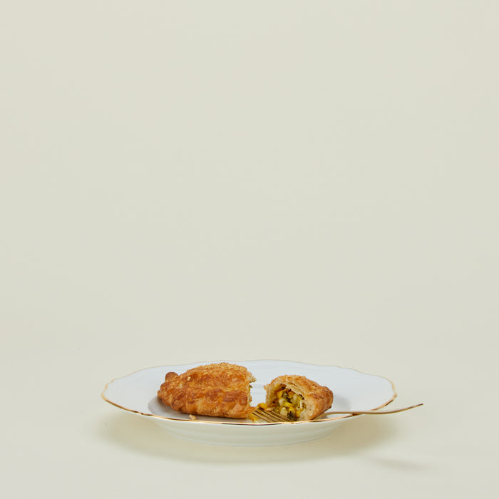 Ginori dinner plate in white with hand pie and fork