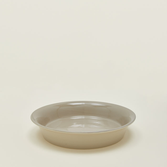 Essential pie dish in light grey