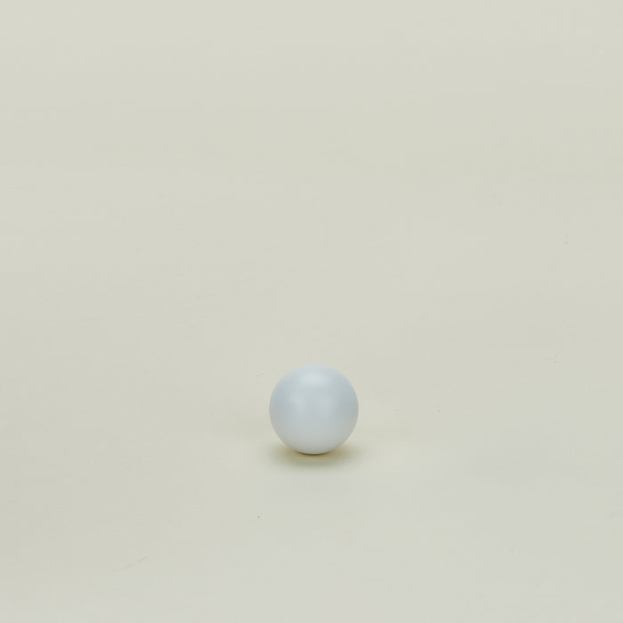 Small essential knob in white