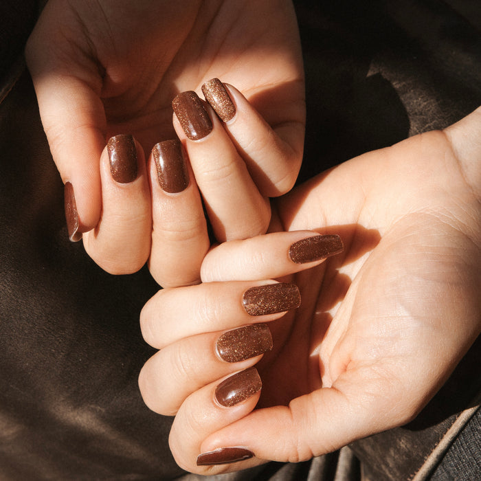 Golden Espresso maniac gellak stickers Manicure brown hands