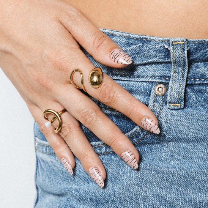 Jungle Vogue Hand on jeans golden rings