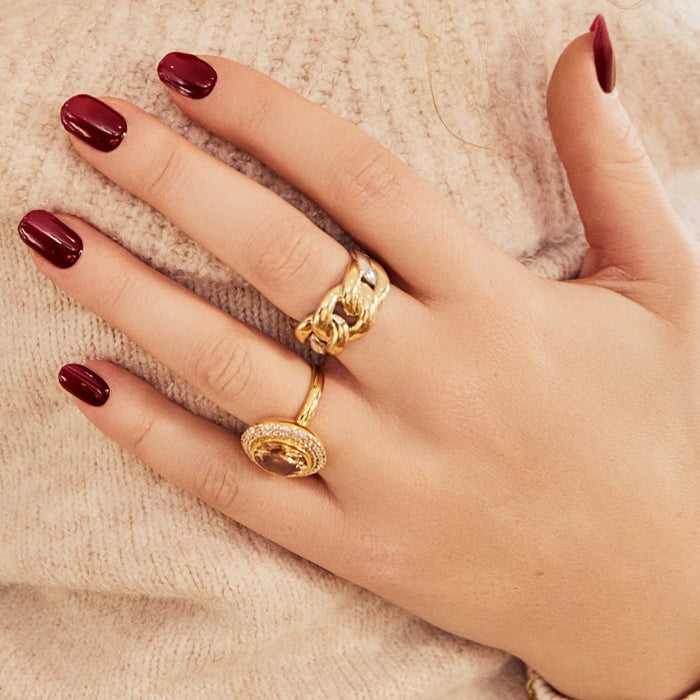 Tomato Juice Maniac Maxime Meiland rode nagels gouden ringen