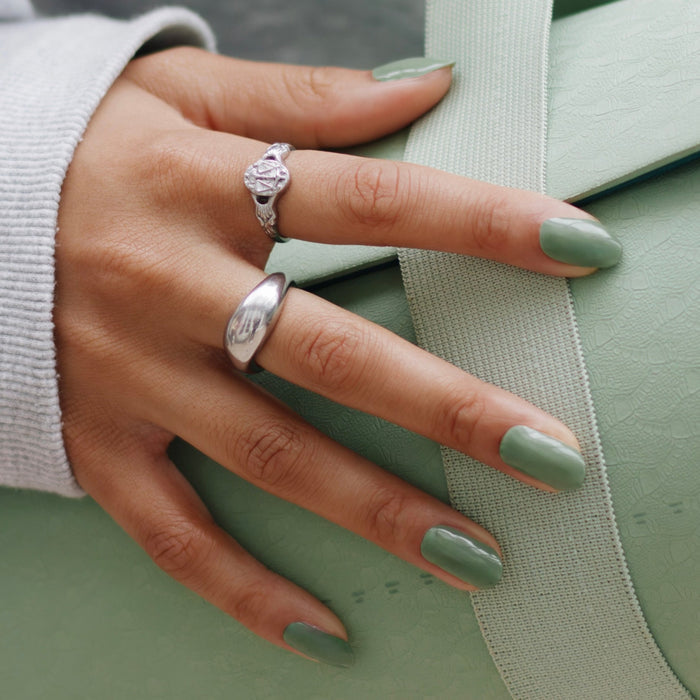 Olivia Green manicure met gel nail strips bij een yogamat - Maniac Nails