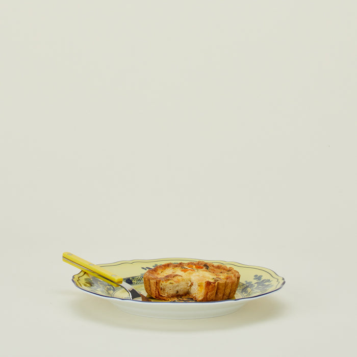 Ginori dinner plate in citrino with quiche and fork