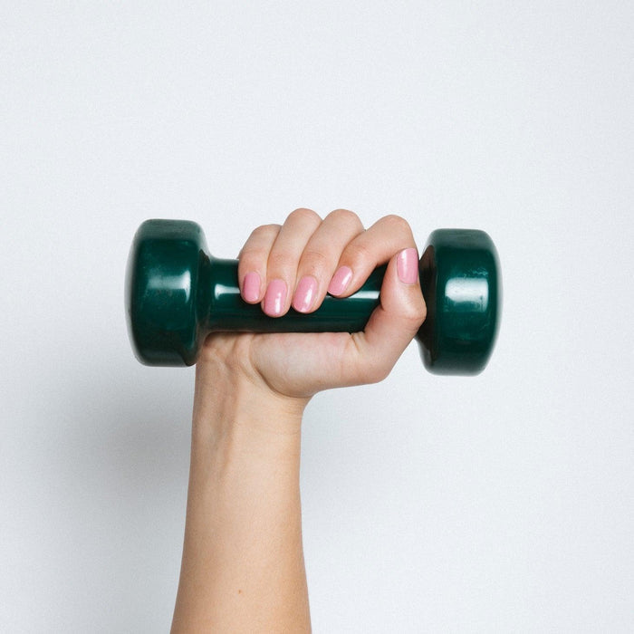 Parul Pink nagels met gel nail strips en een dumbbell - Maniac Nails