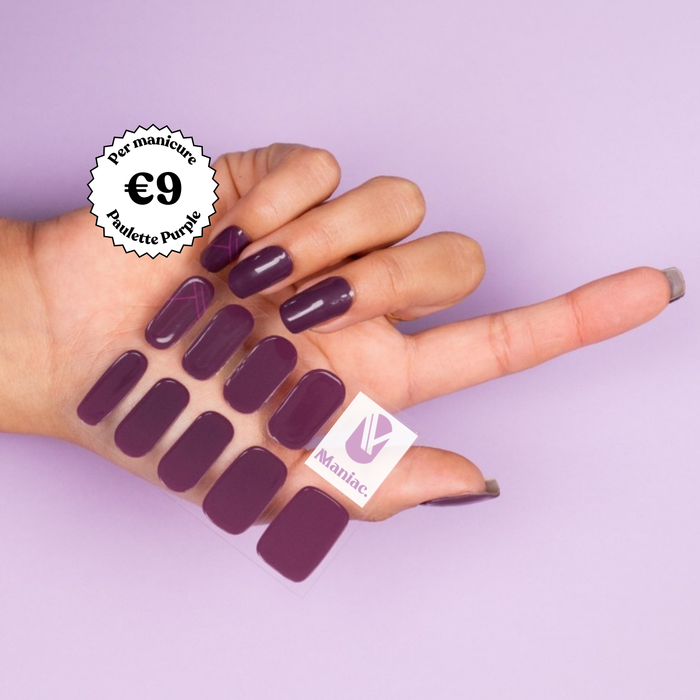 Stickervel Paulette Purple gel nail strips in de hand - Maniac Nails