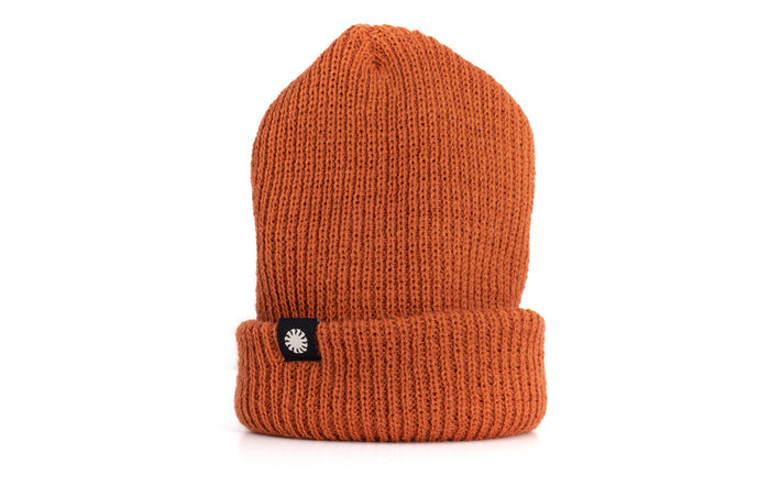 PROD_BEA_SS_BSI sunski shoulder season beanie burnt sienna standing upright