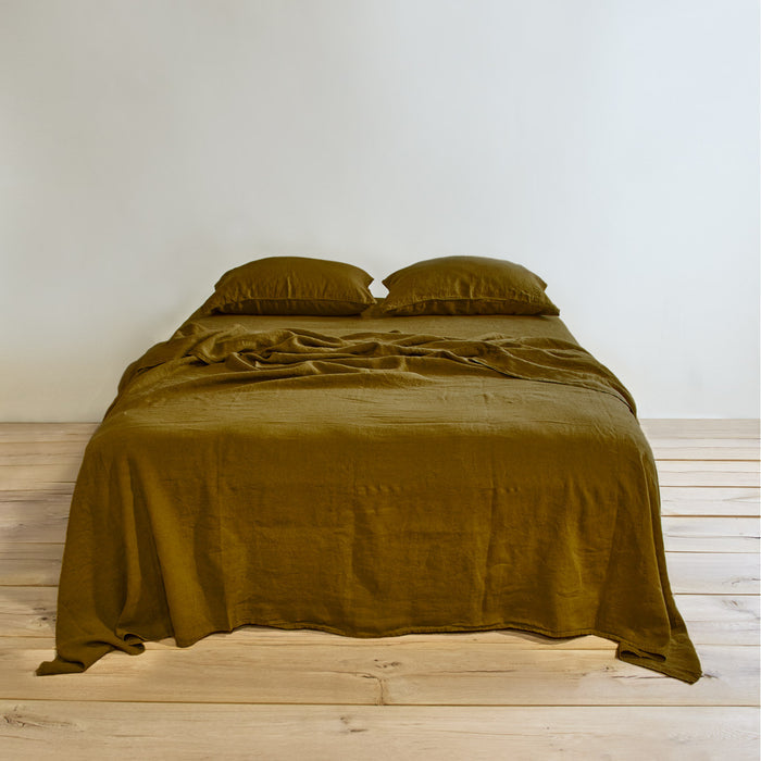 Simple linen bedding in bronze