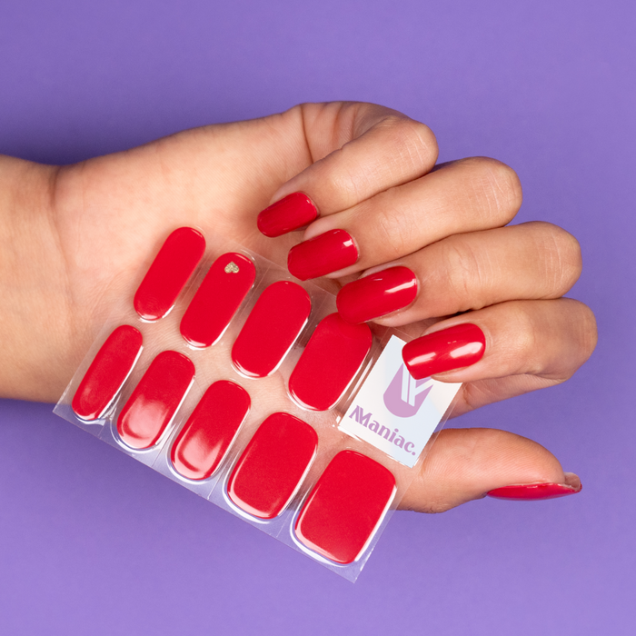 Hand met rood en een goudhartje gellak stickers sheet vasthoudend