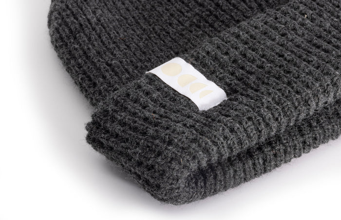 PROD_BEA_WS_CHA sunski winter sun beanie charcoal close up of tag