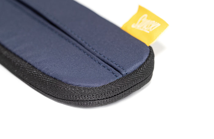 PROD_ACC_CA_ALP sunski zipper case navy close up with logo tag