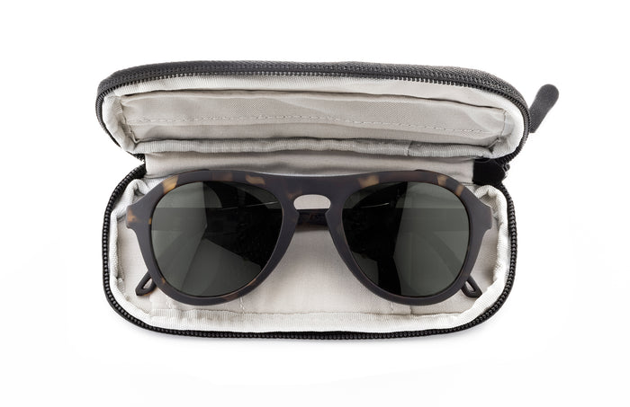 PROD_ACC_CA_ALP sunski zipper case navy open with shades